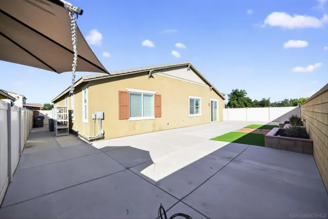 a front view of house with yard