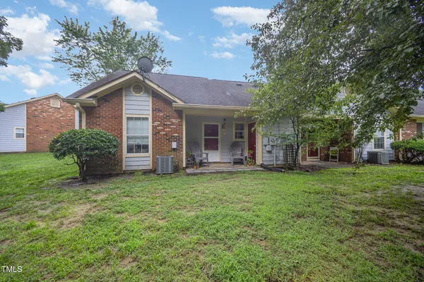 a view of a house with backyard and garden