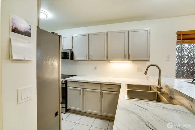 $585,000 | 10319 Midvale Avenue North, Unit A, Seattle, WA 98133