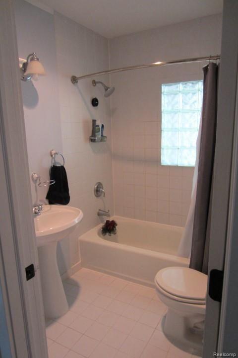 61 Maywood Avenue Pleasant Ridge, MI 48069 - Photo 9 of 14 9bathroom.jpg