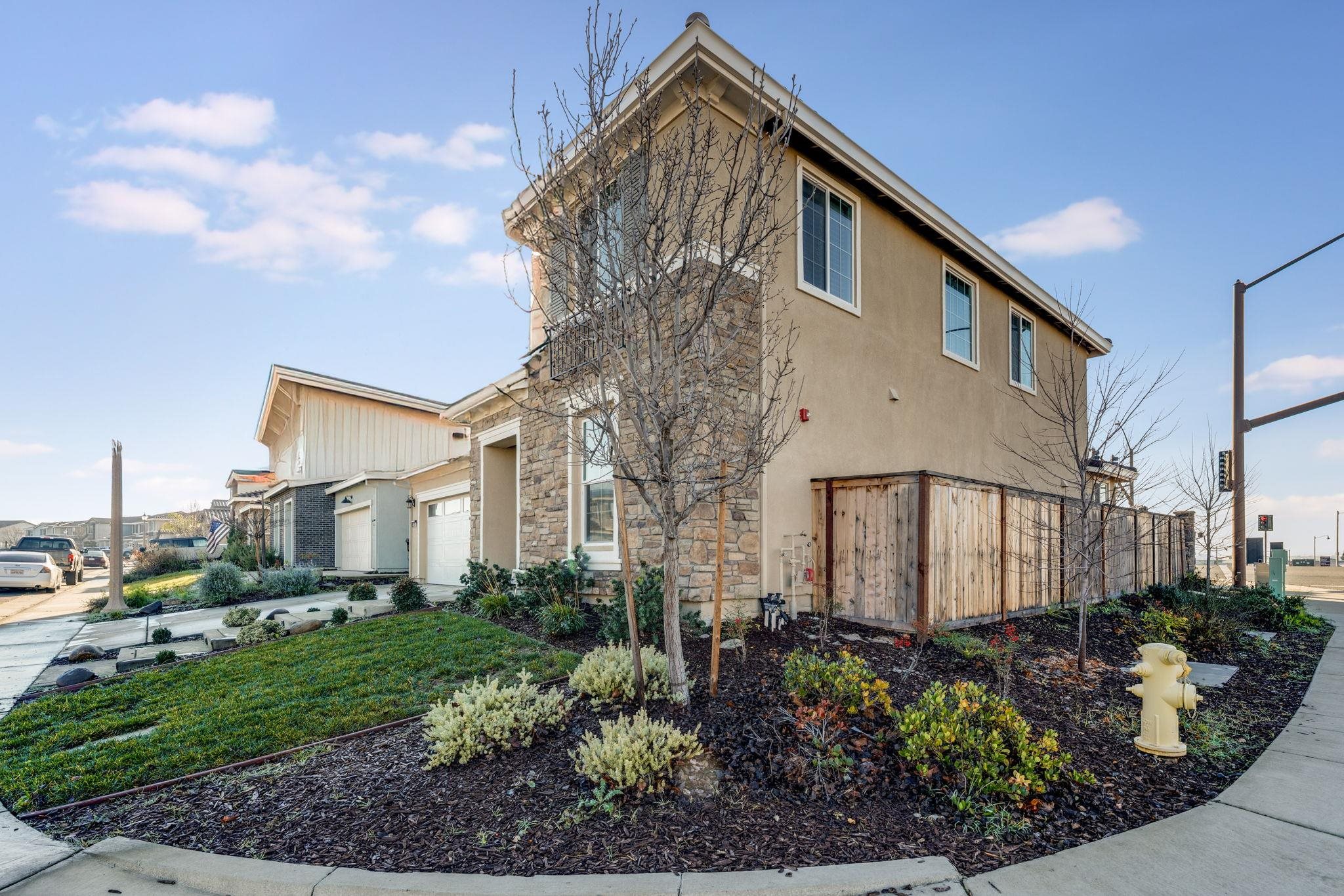 1305 Stark Bridge Road Lincoln, CA 95648 - Photo 4 of 53 a front view of a house with garden