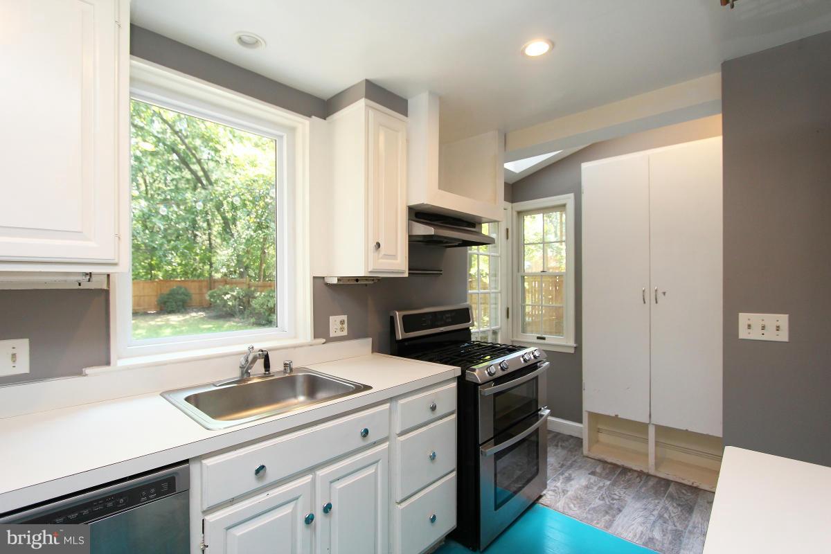 5015 Fort Sumner Drive Bethesda, MD 20816 - Photo 10 of 30 Kitchen