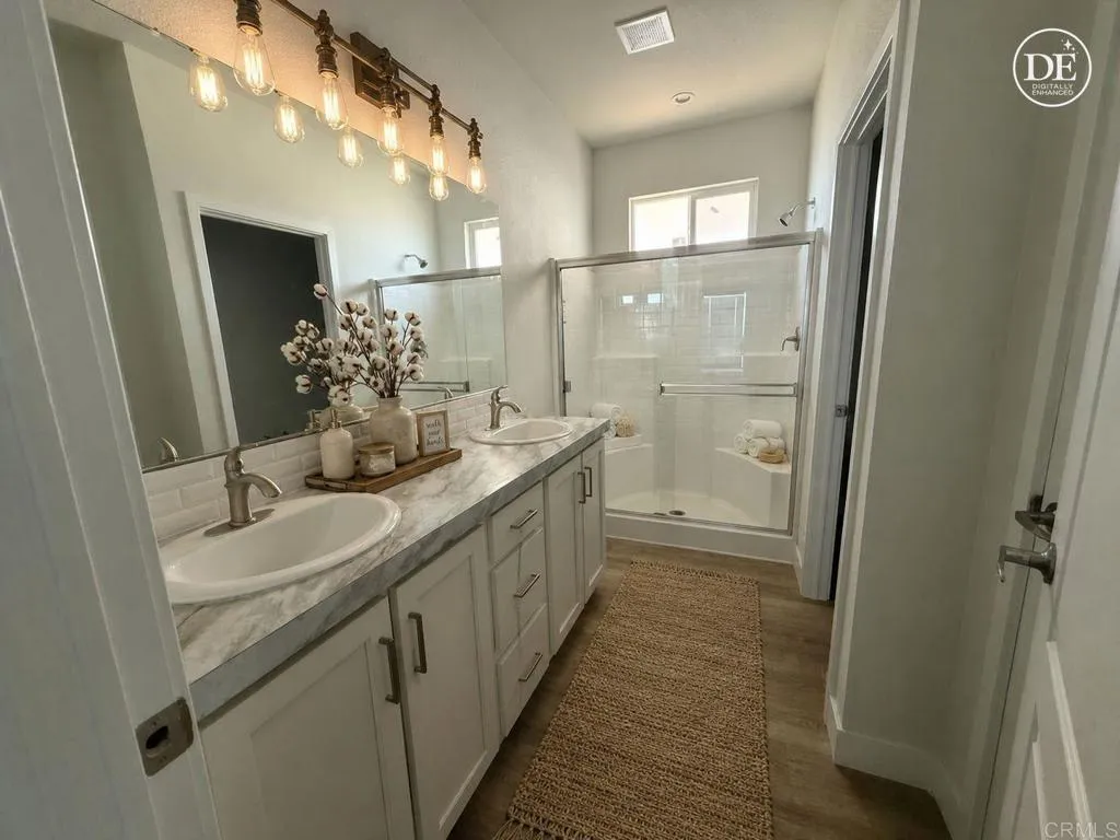 375 East Ross, Unit 403 El Centro, CA 92243 - Photo 9 of 14 Primary features 2 sink vanity!