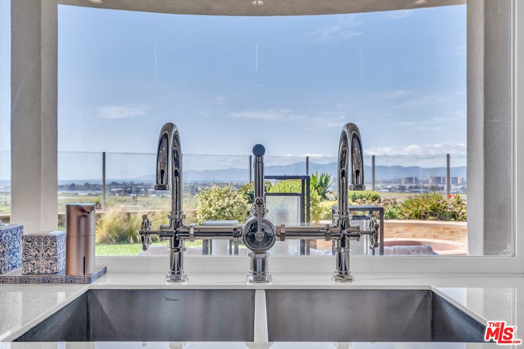 7599 West Coastal View Drive Los Angeles, CA 90045 - Photo 15 of 71