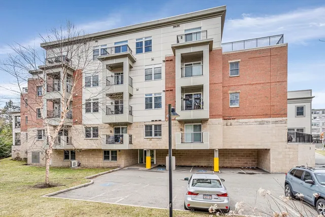 $1,099,000 | 321 Hammond Pond Parkway, Unit 103, Brookline, MA 02467