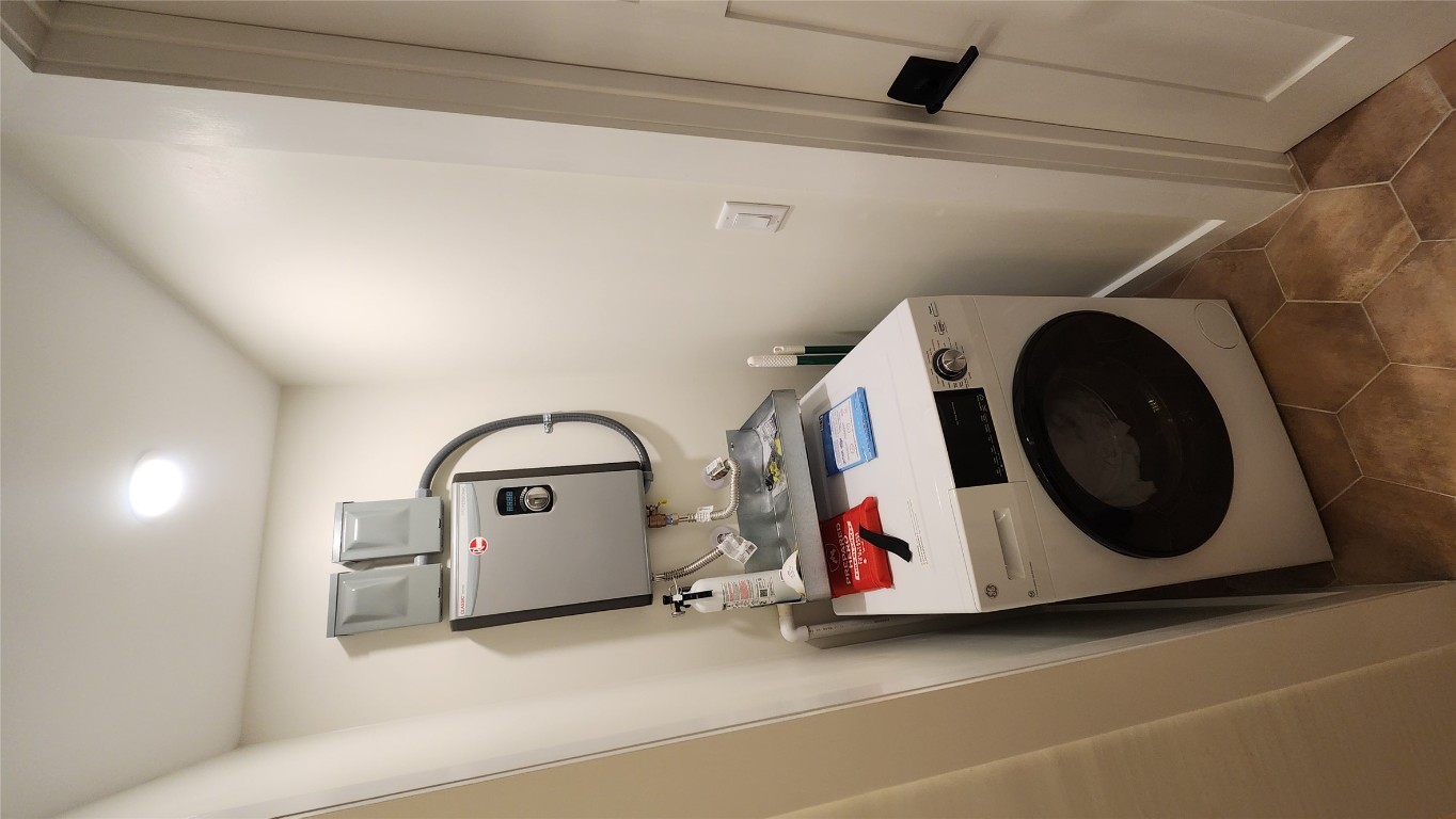 1134 Lott Avenue Austin, TX 78721 - Photo 21 of 32 a utility room with dryer and washer