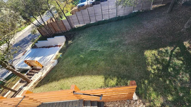 a view of a backyard