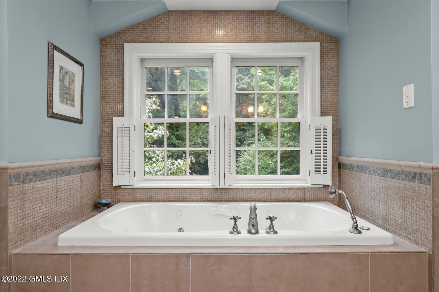 20 Crescent Road Riverside, CT 06878 - Photo 25 of 46 a bathroom with bathtub and window