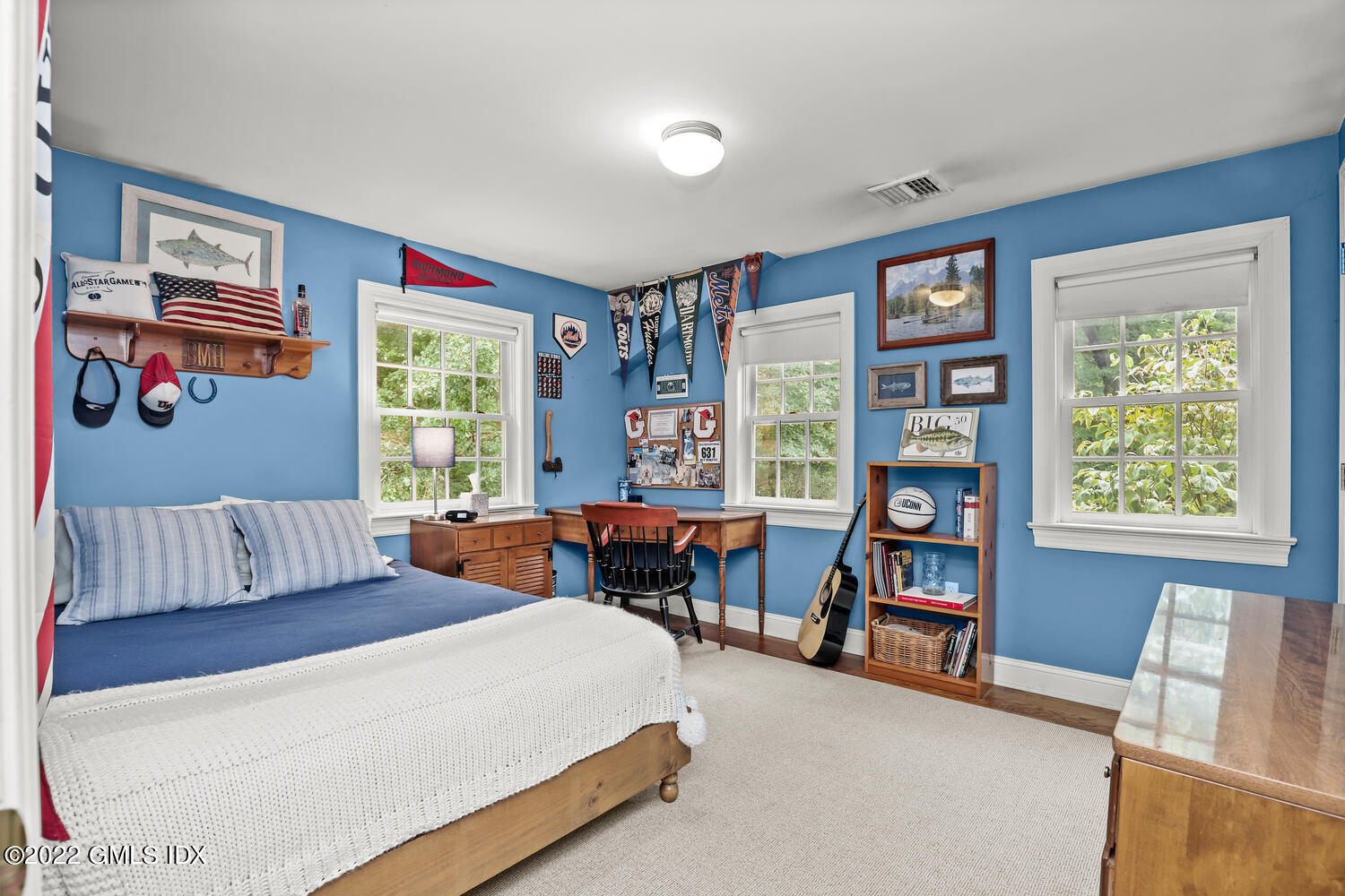20 Crescent Road Riverside, CT 06878 - Photo 26 of 46 a living room with furniture and a window