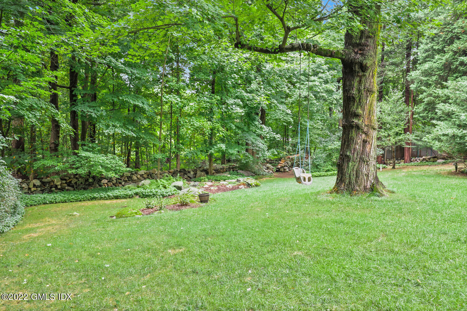 20 Crescent Road Riverside, CT 06878 - Photo 39 of 46 a view of a garden with a tree