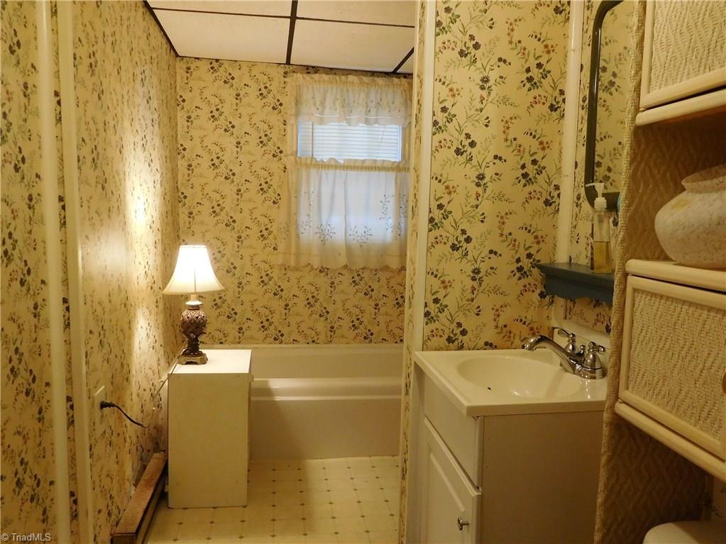 1315 Link Road Lexington, NC 27295 - Photo 7 of 10 Bathroom with separate shower and tub