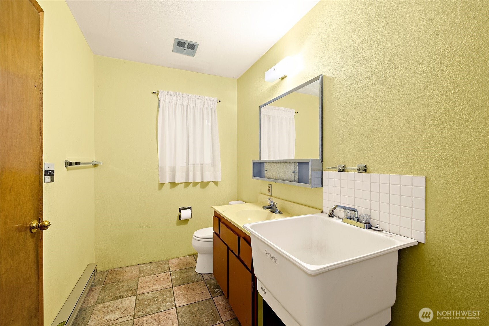 10711 Renton Avenue South Seattle, WA 98178 - Photo 21 of 32 Gallery Image 21