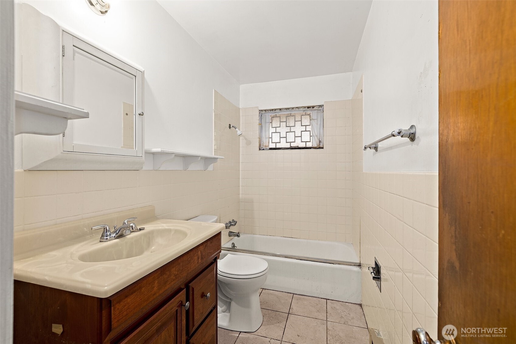 10711 Renton Avenue South Seattle, WA 98178 - Photo 6 of 32 Gallery Image 6