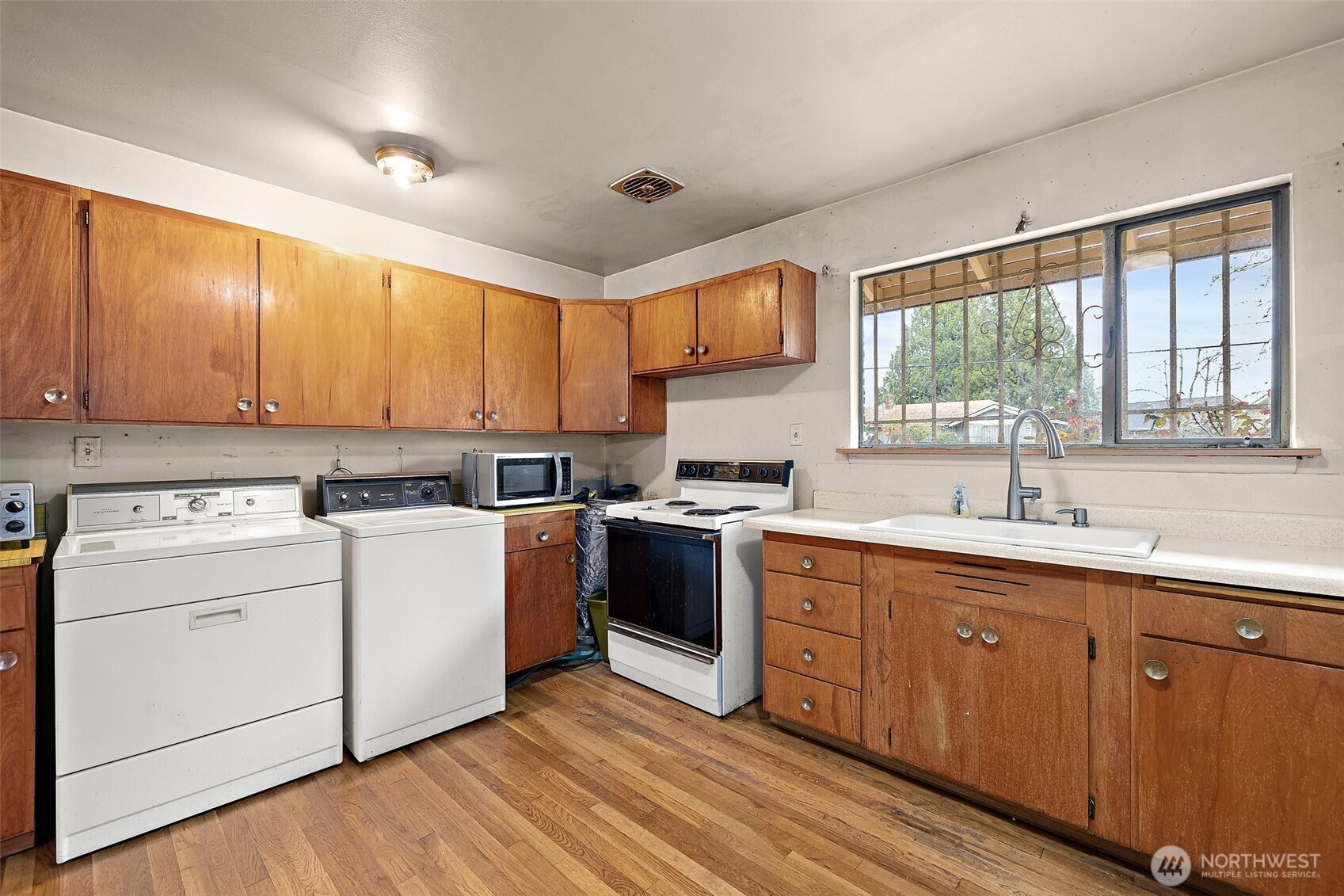 10711 Renton Avenue South Seattle, WA 98178 - Photo 7 of 32 Gallery Image 7