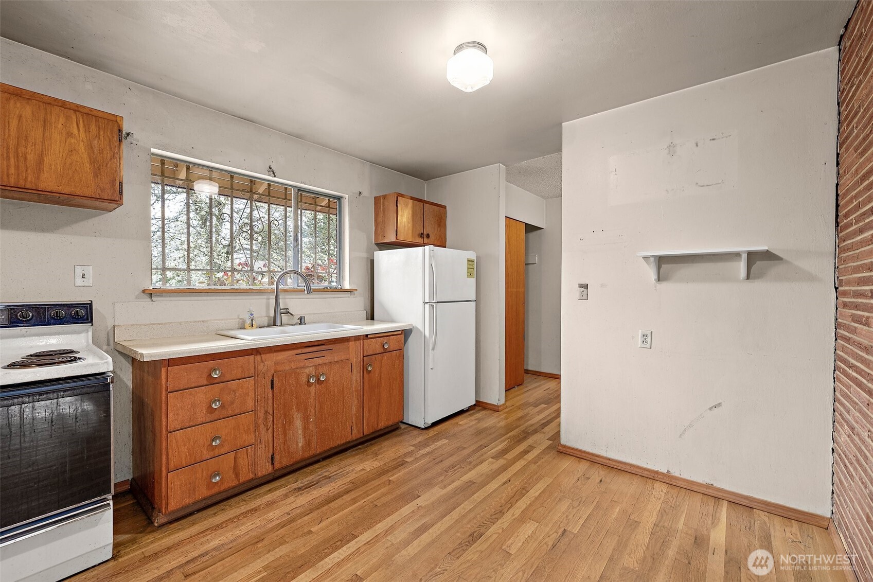 10711 Renton Avenue South Seattle, WA 98178 - Photo 8 of 32 Gallery Image 8