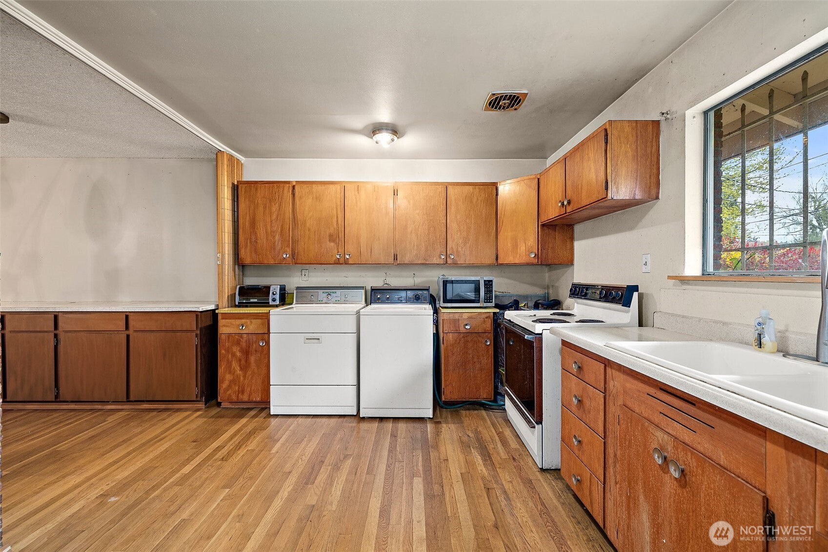 10711 Renton Avenue South Seattle, WA 98178 - Photo 10 of 32 Gallery Image 10