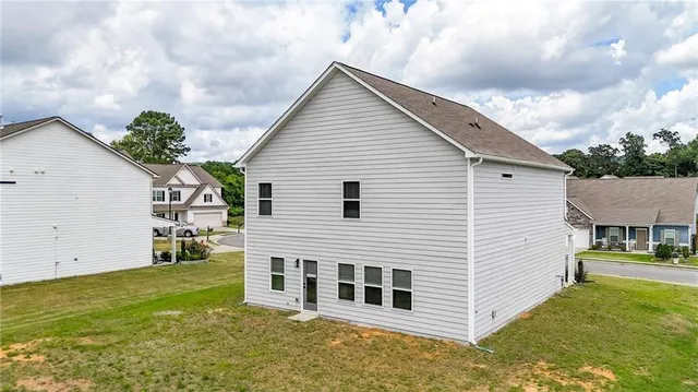 a view of a house with backyard