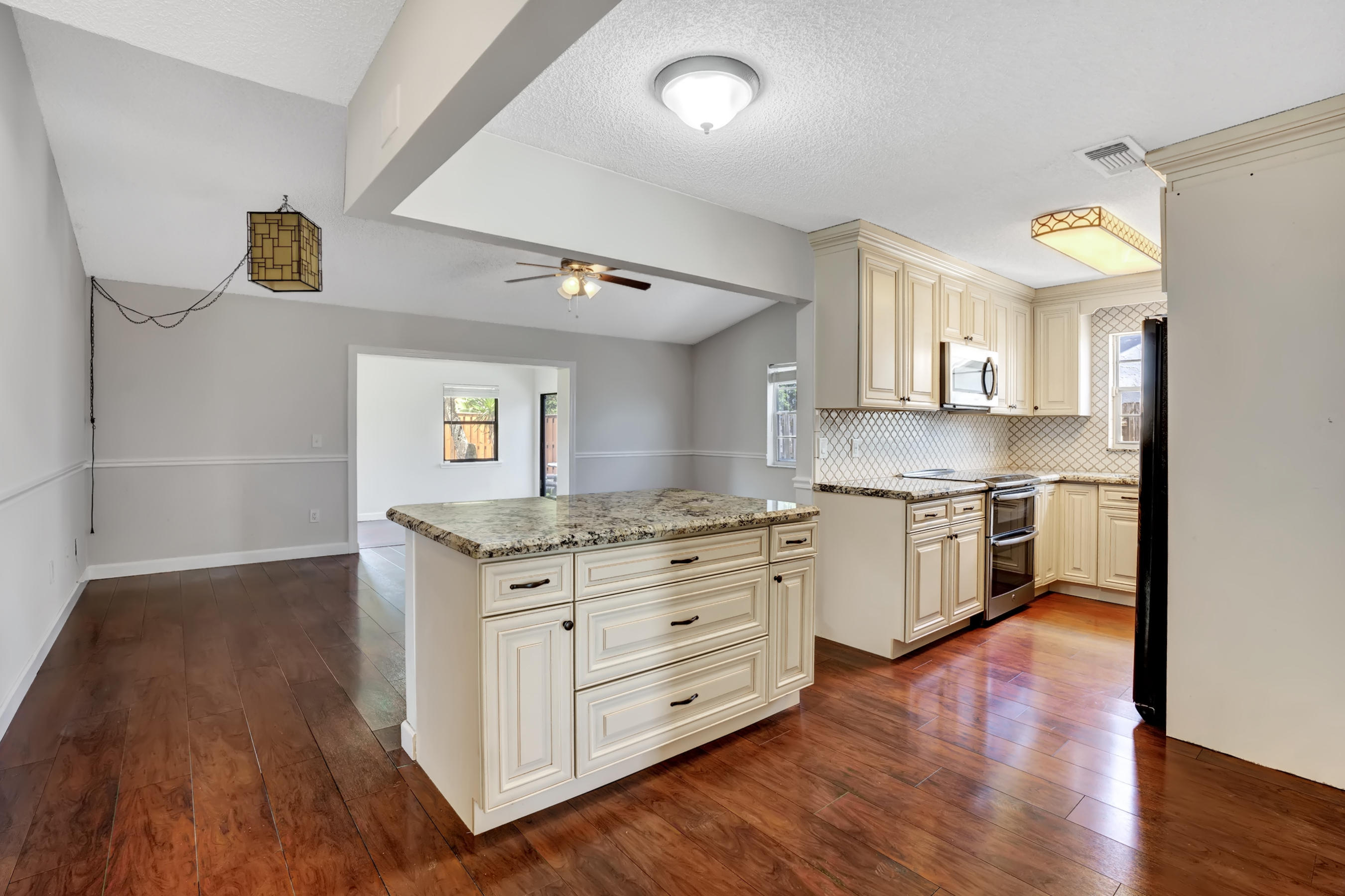 23089 Southwest 55th Avenue Boca Raton, FL 33433 - Photo 4 of 34 DSC07709