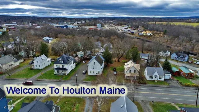 $179,500 | 25 Smyrna Street, Houlton, ME 04730