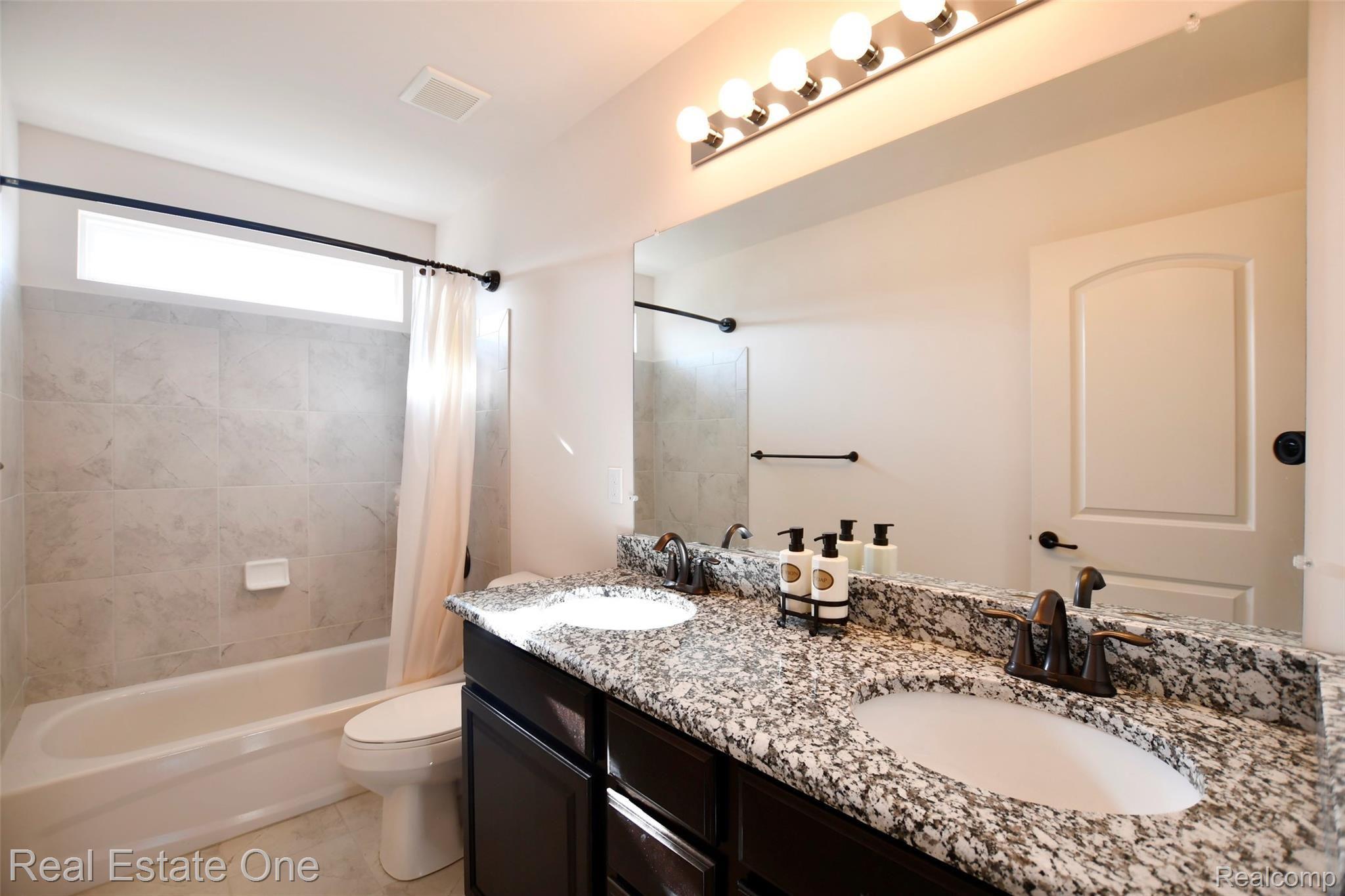 3087 Curtis Road Wixom, MI 48393 - Photo 23 of 36 Guest Full Bathroom.jpg