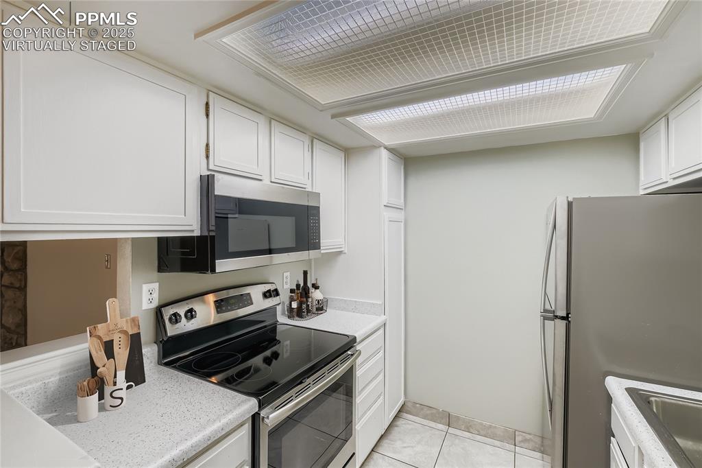 850 Tenderfoot Hill Road, Unit 103 Colorado Springs, CO 80906 - Photo 19 of 20 a kitchen with a refrigerator stove and microwave