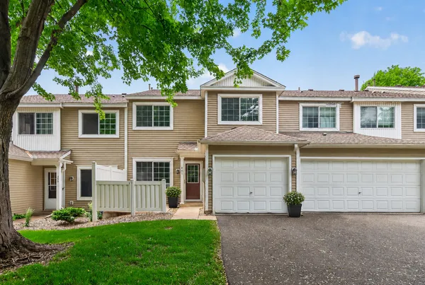 $220,000 | 401 Leeward Trail, Woodbury, MN 55129
