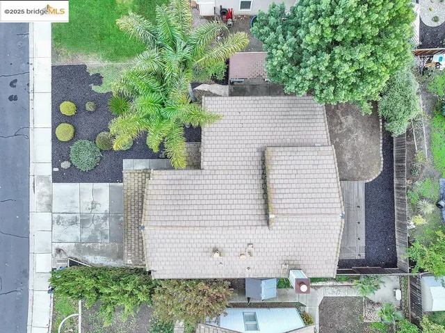 a view of a yard in front of house