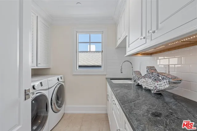 a view of a dinning room with furniture