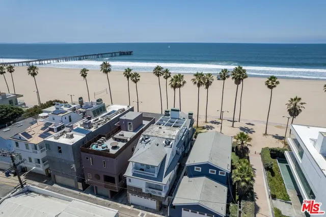 a picture of a wall with a white wall