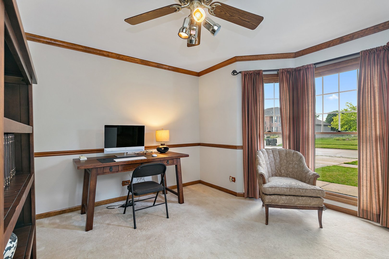 655 Red Maple Lane Roselle, IL 60172 - Photo 13 of 40 a workspace with hardwood area and a window