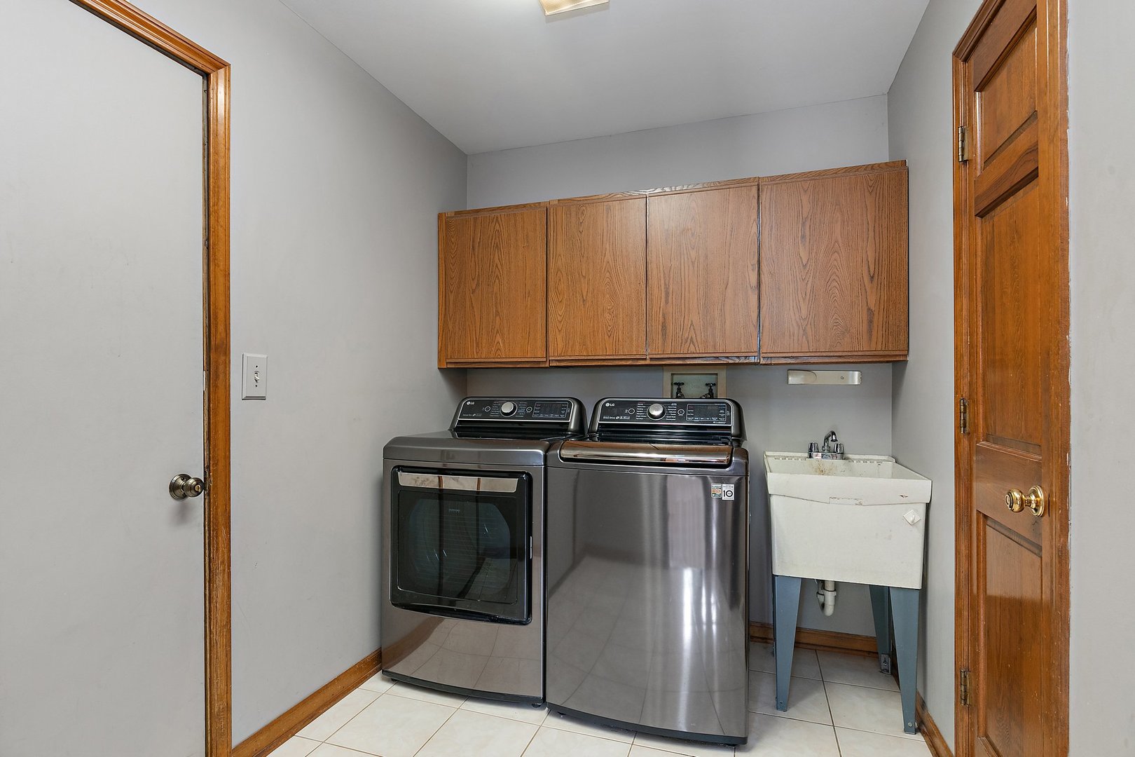 655 Red Maple Lane Roselle, IL 60172 - Photo 15 of 40 a utility room with washer and dryer