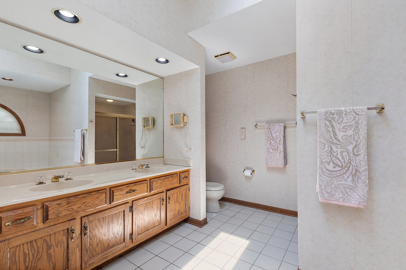 655 Red Maple Lane Roselle, IL 60172 - Photo 18 of 40 a bathroom with a double vanity sink mirror and