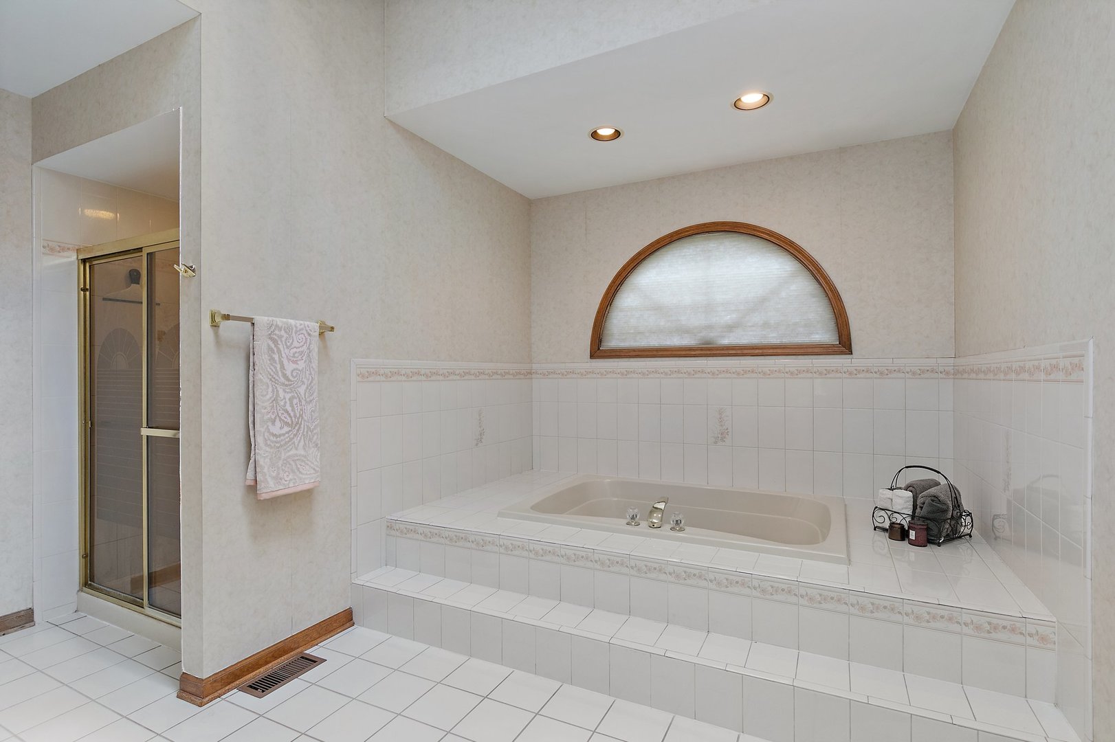 655 Red Maple Lane Roselle, IL 60172 - Photo 19 of 40 a bathroom with a tub and shower