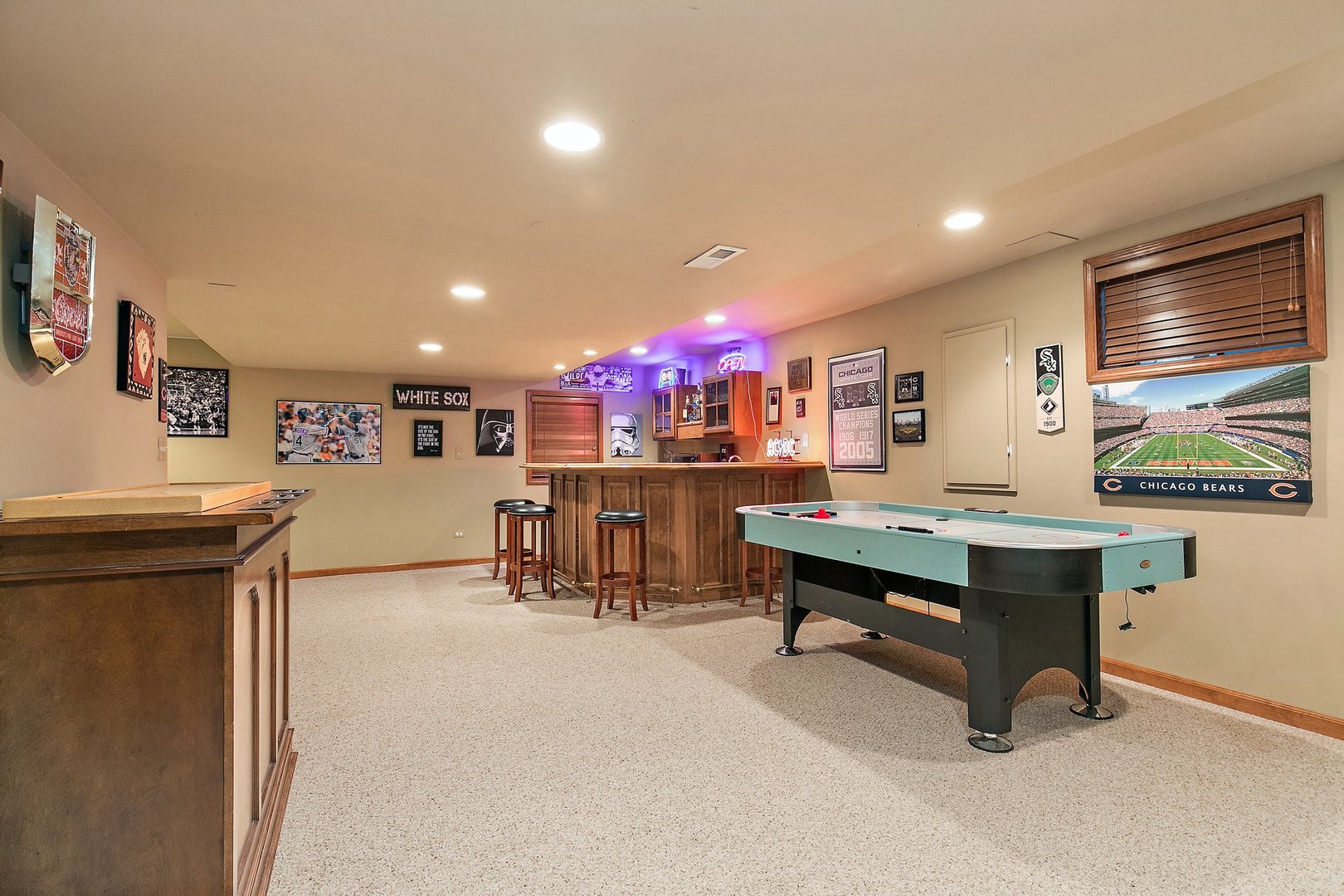655 Red Maple Lane Roselle, IL 60172 - Photo 28 of 40 a living room with furniture and a table