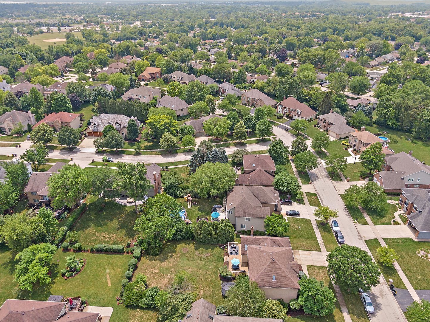 655 Red Maple Lane Roselle, IL 60172 - Photo 34 of 40 an aerial view of residential houses with outdoor space