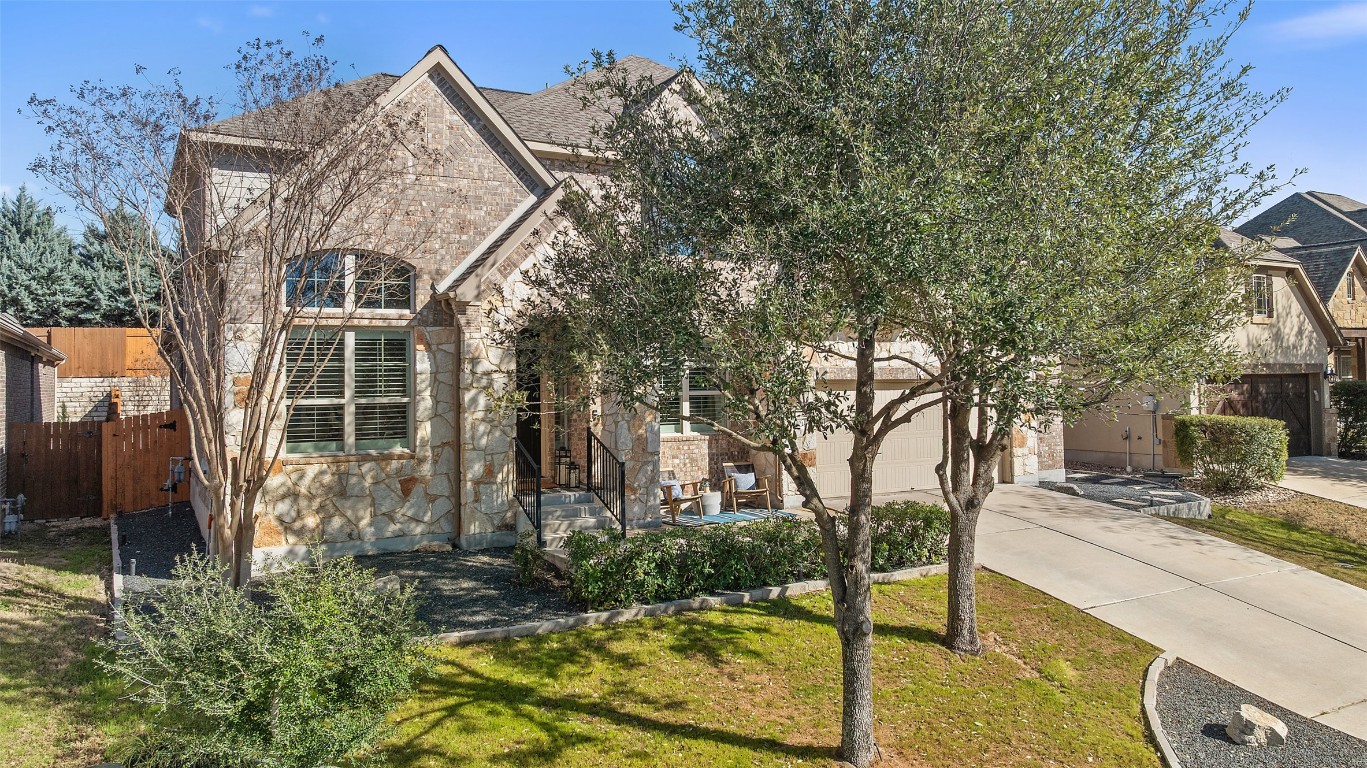 a view of a house with backyard