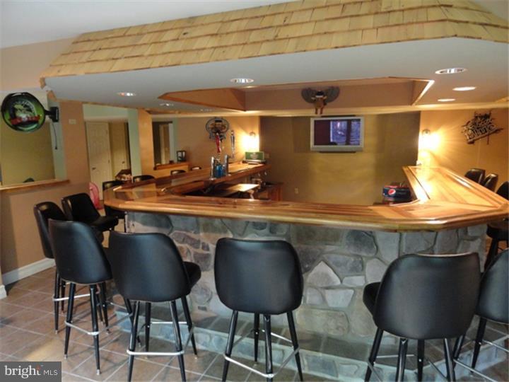 400 Buchert Road Pottstown, PA 19464 - Photo 16 of 25 Wet Bar