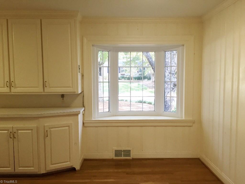 3030 University Road Winston-Salem, NC 27104 - Photo 7 of 15 Breakfast room with bay window