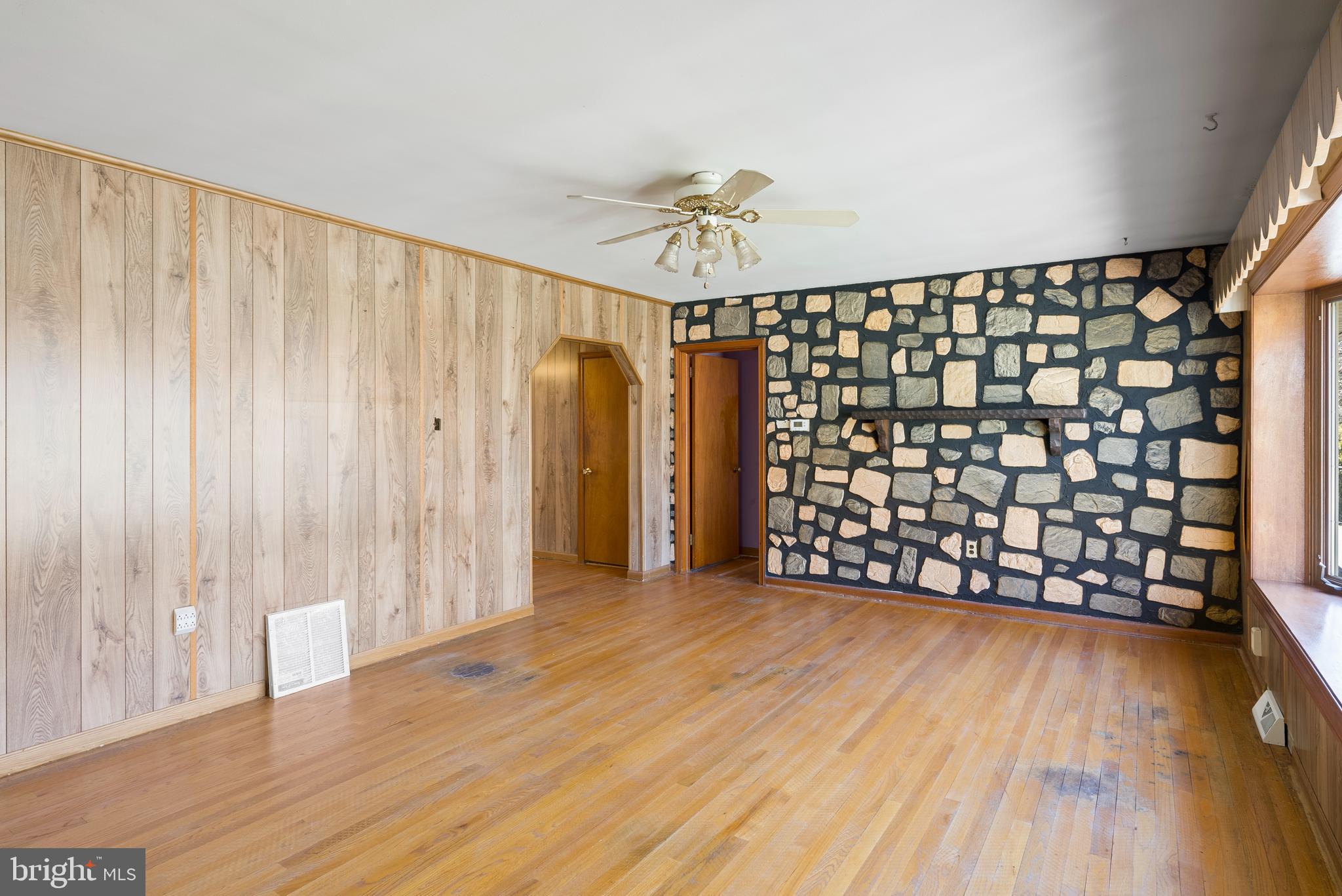 1231 West Orvilla Road Hatfield, PA 19440 - Photo 28 of 52 Living Room