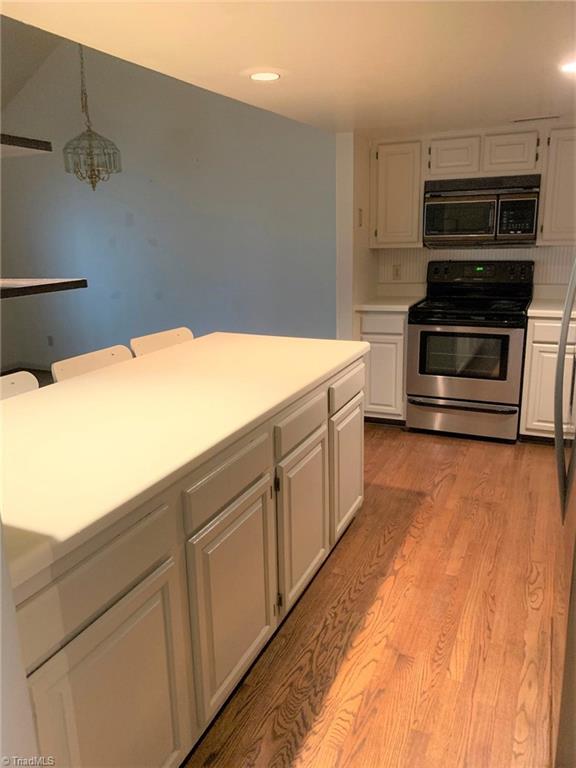 1007 Cherokee Court High Point, NC 27262 - Photo 10 of 24 Kitchen