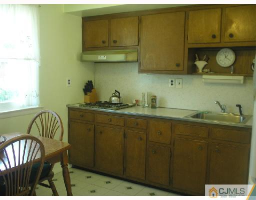 35 Warrenville Road Middlesex, NJ 08846 - Photo 4 of 10 a kitchen with sink and cabinets