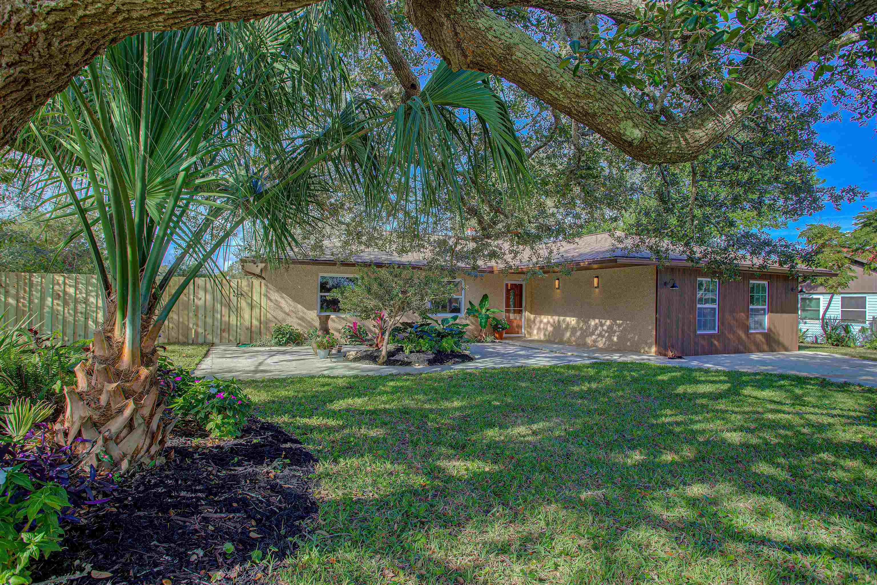 412 Gentian Road St. Augustine, FL 32086 - Photo 14 of 58 a view of a couches in front of house