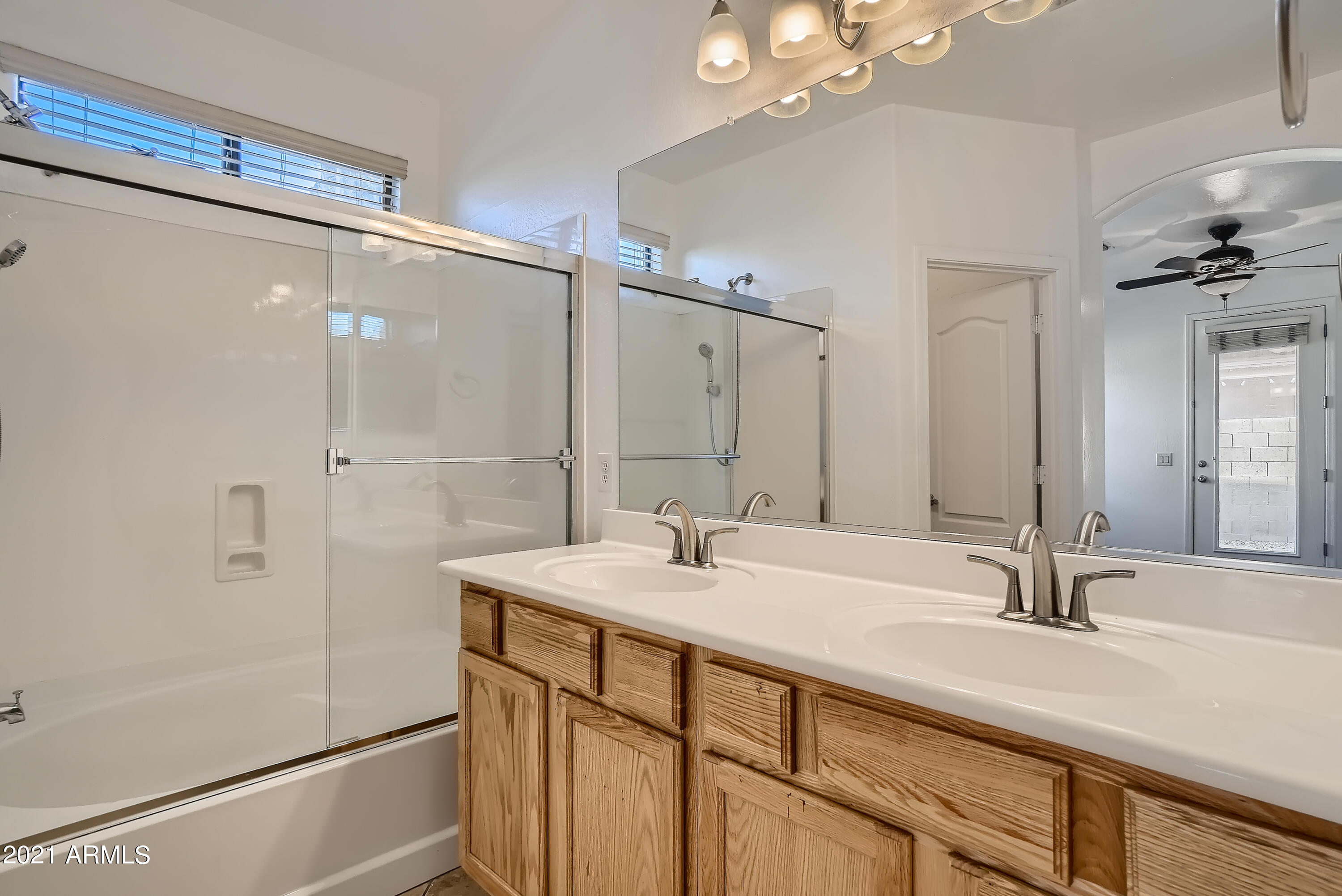 8748 West Cordes Road Tolleson, AZ 85353 - Photo 16 of 33 16-231719894-20 Primary Bathroom