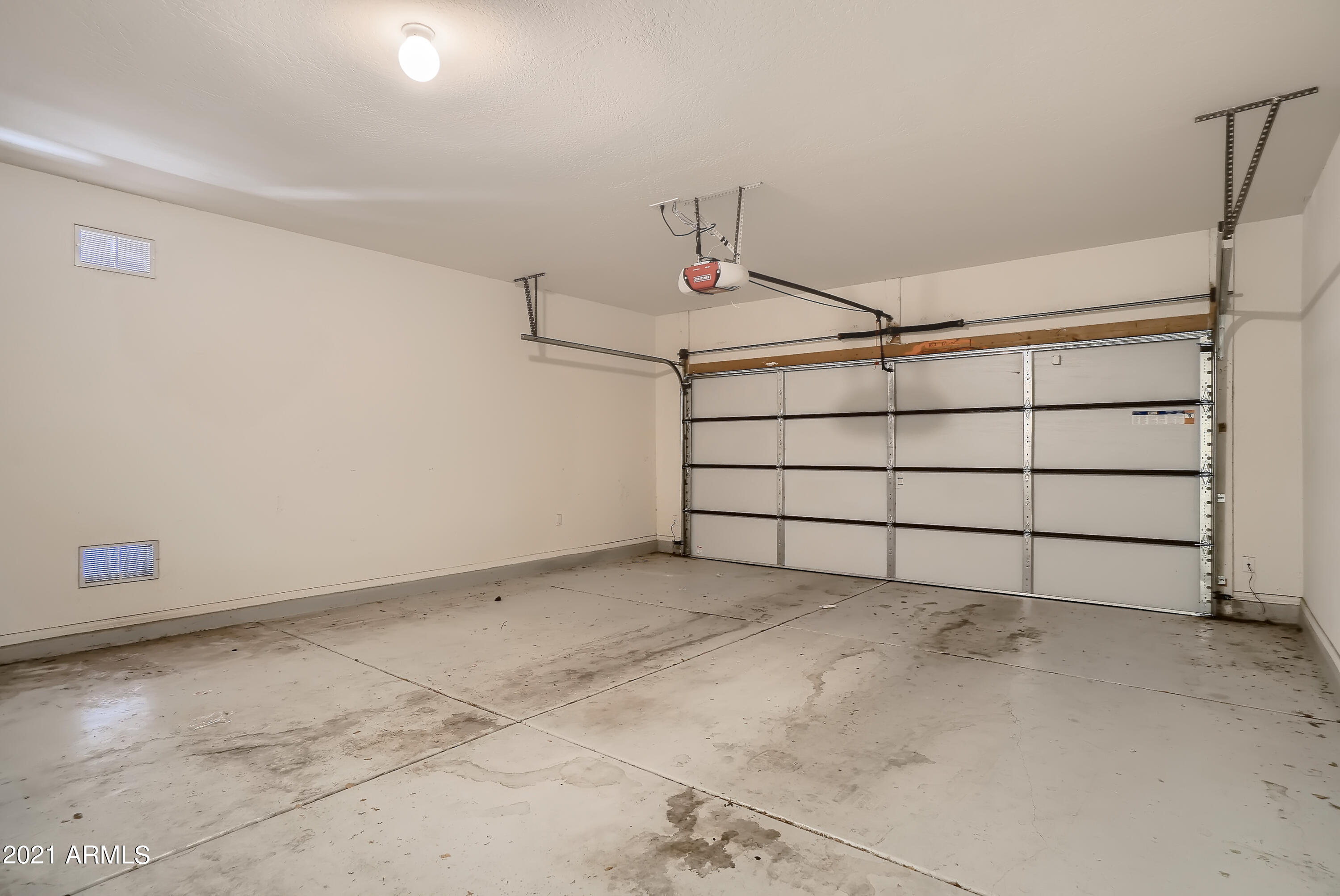 8748 West Cordes Road Tolleson, AZ 85353 - Photo 30 of 33 30-134912874-37 Garage