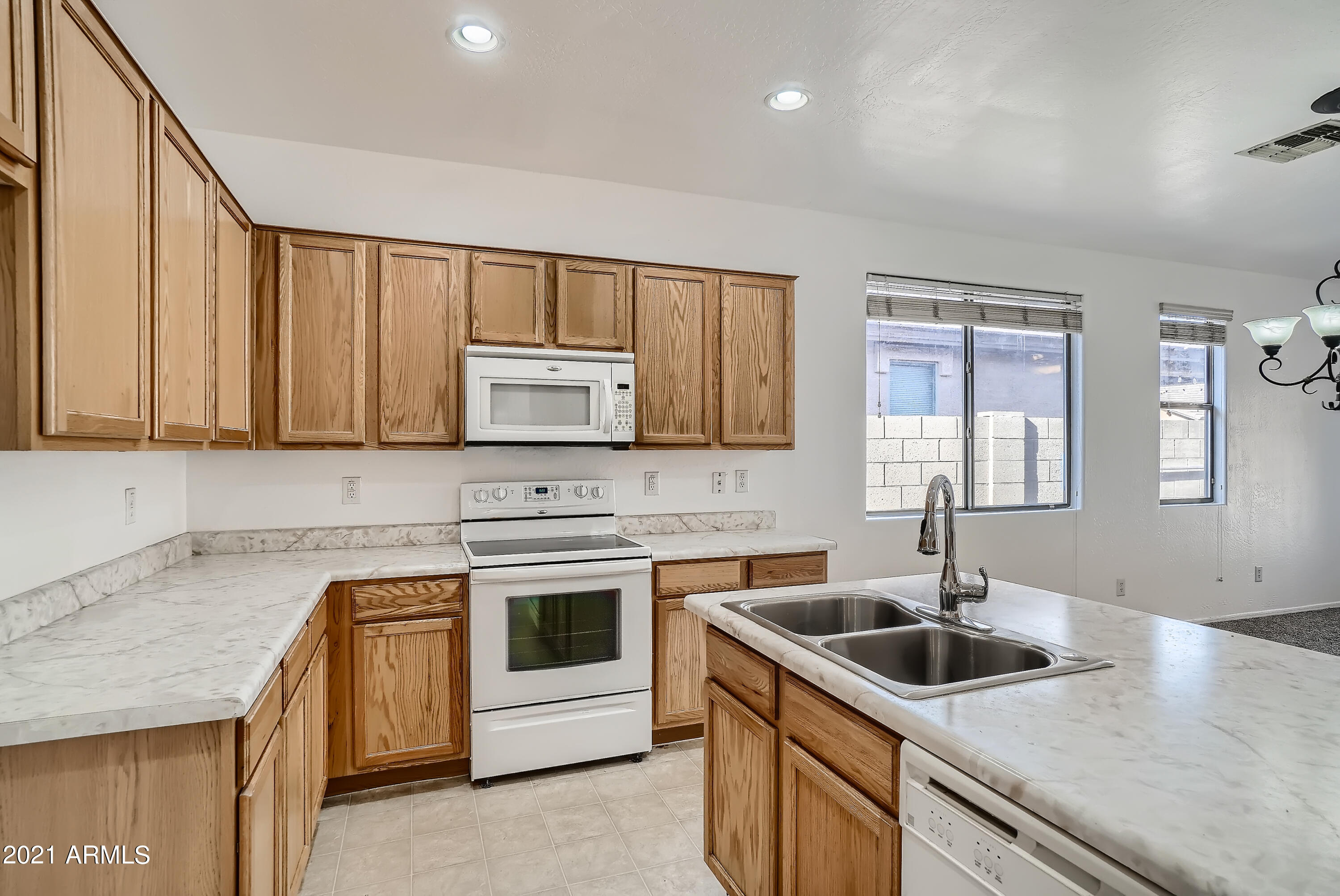 8748 West Cordes Road Tolleson, AZ 85353 - Photo 8 of 33 8-652612670-12 Kitchen