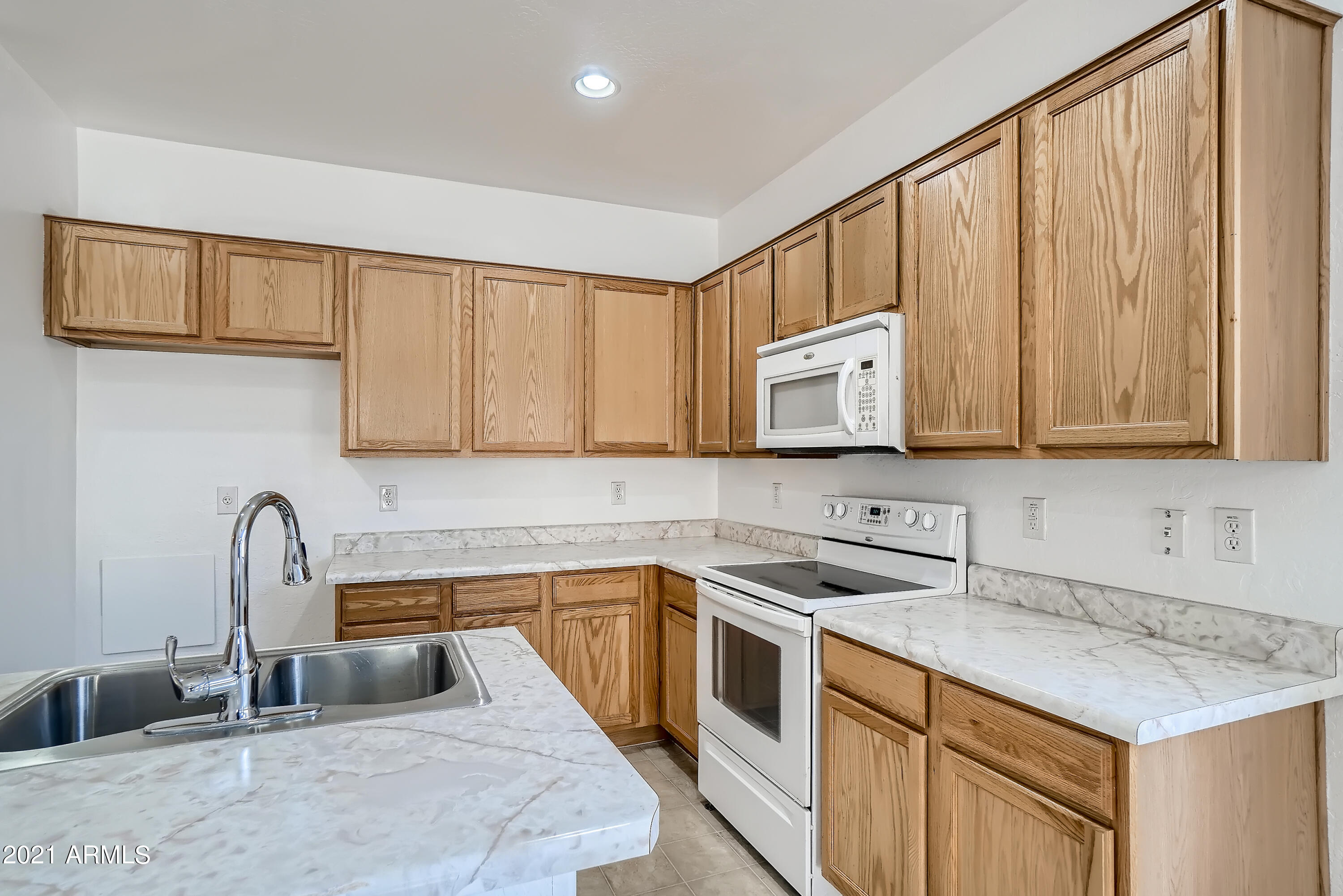 8748 West Cordes Road Tolleson, AZ 85353 - Photo 9 of 33 9-626417538-13 Kitchen