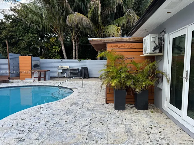 a view of a house with backyard
