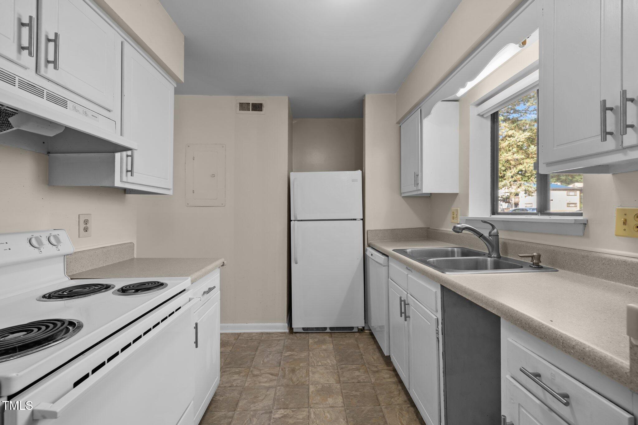 667 Pine Ridge Place Raleigh, NC 27609 - Photo 6 of 44 7-web-or-mls-5Z8A0006