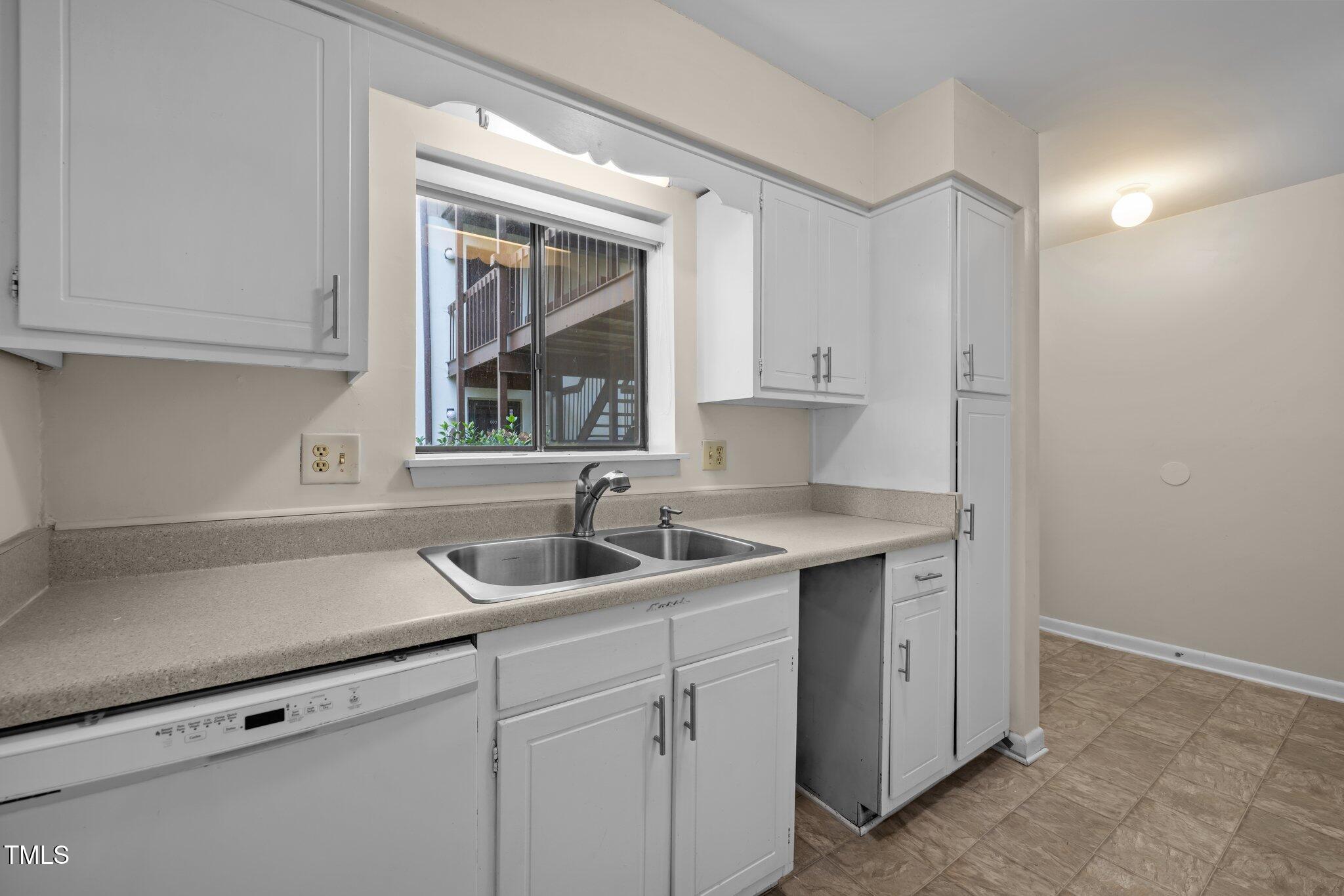 667 Pine Ridge Place Raleigh, NC 27609 - Photo 9 of 44 10-web-or-mls-5Z8A0015