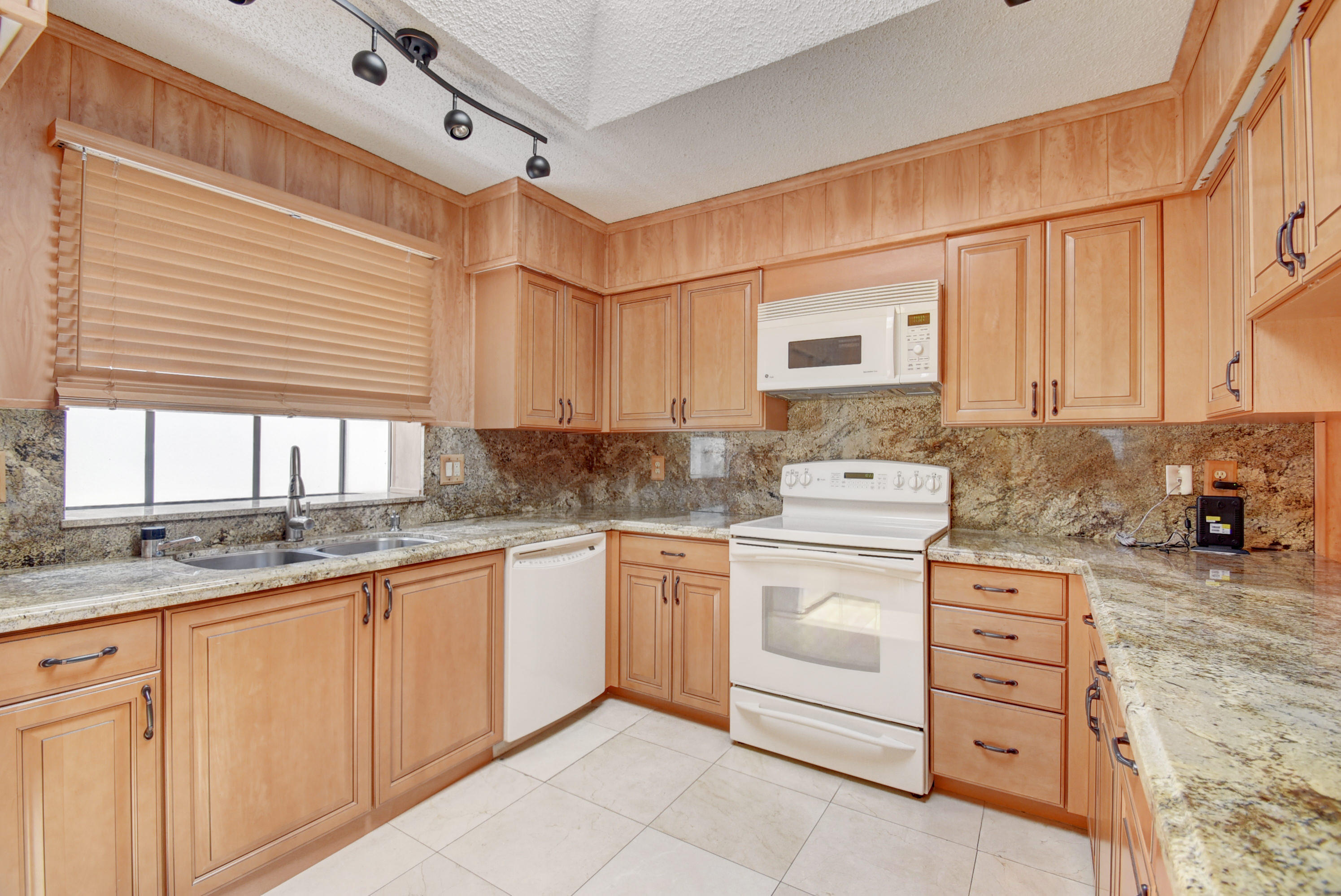 20657 Linksview Circle Boca Raton, FL 33434 - Photo 17 of 74 Kitchen